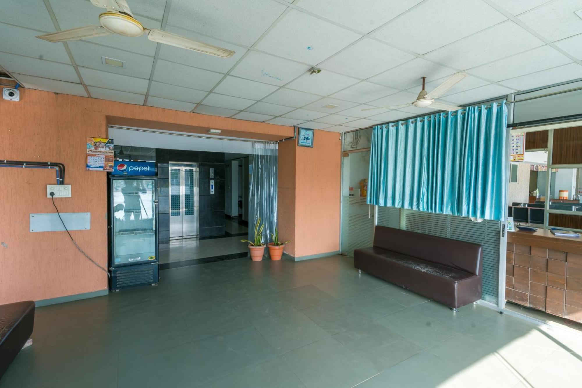 Bluerock Hotel Gandhinagar Exterior photo